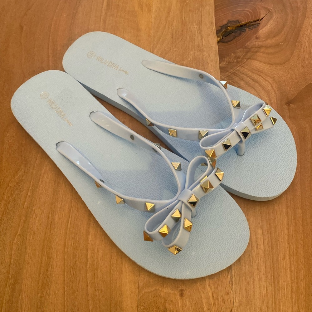 Pyramid stud bow flip flops - Baby blue